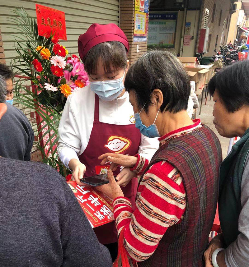 何老板萬萬沒想到，自己的餃子云吞店開業(yè)的第一天就門庭若市